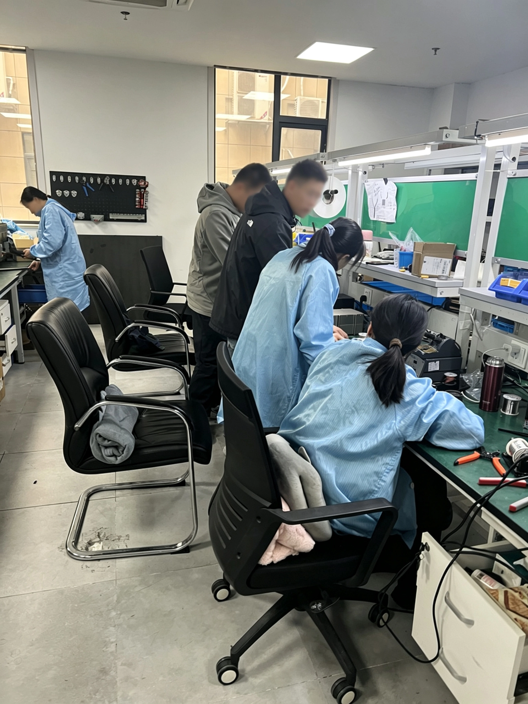 Xinlv Smart engineering team collaborating on tethered power solutions